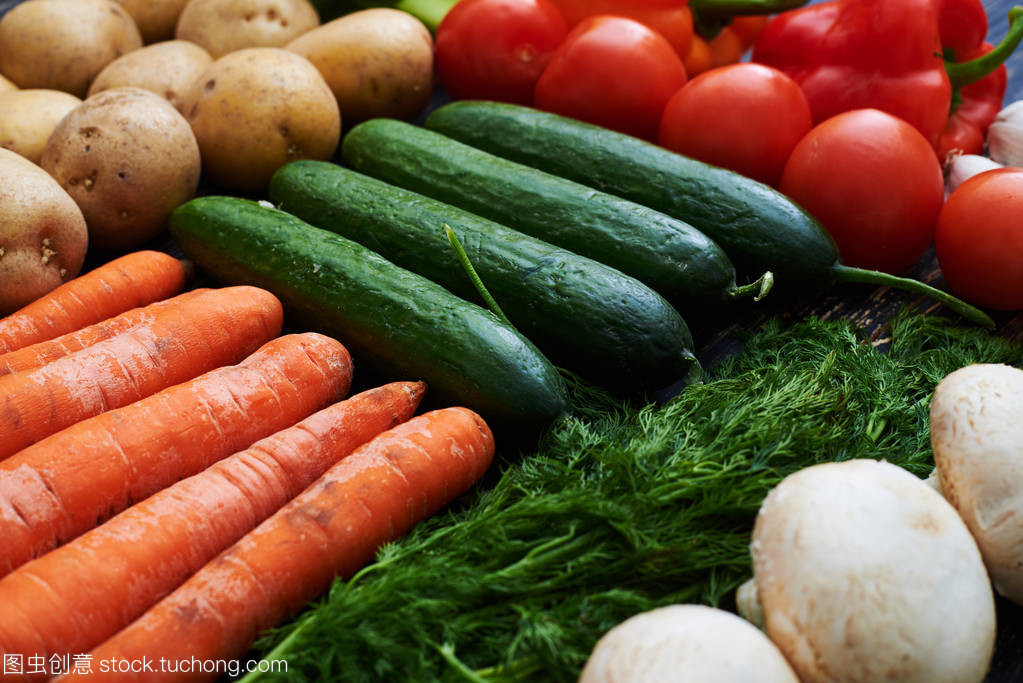有機(jī)肥料滋養(yǎng)下的桌上素食之美